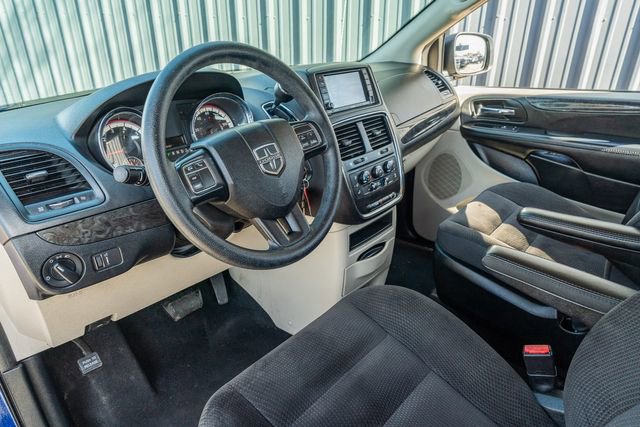 Used 2018 Dodge Grand Caravan SE w/ UConnect Hands-Free Group image 23