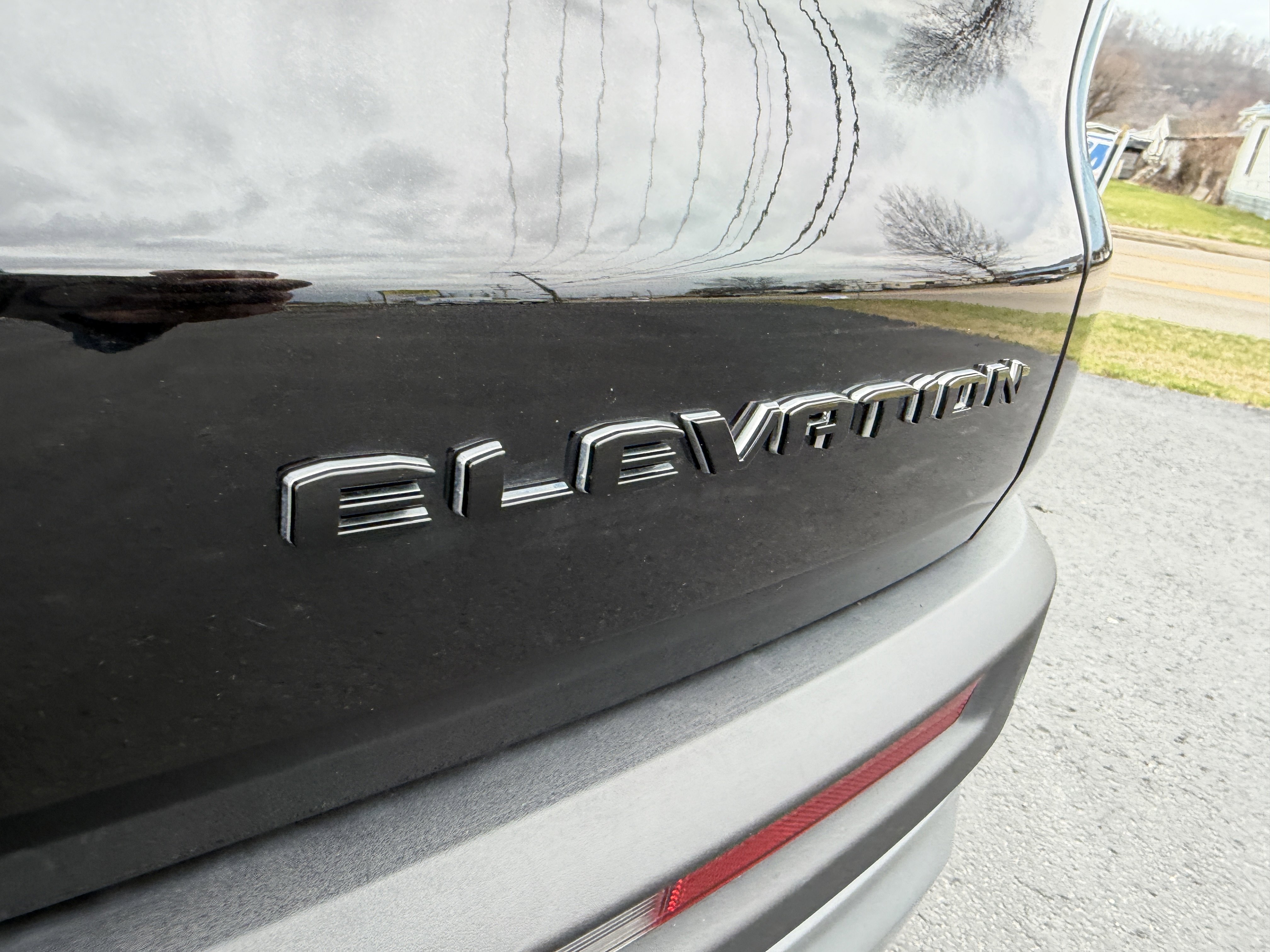 Used 2025 GMC Acadia Elevation image 9