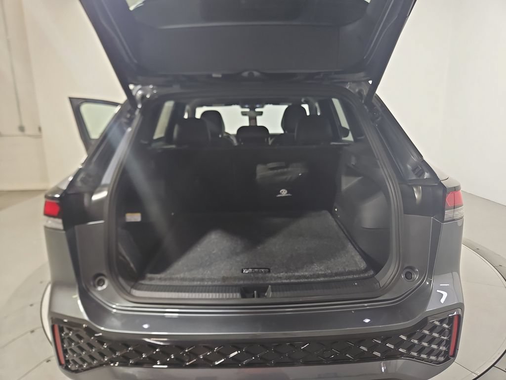 Used 2025 Volkswagen Tiguan SE R-Line AWD/4WD image 24