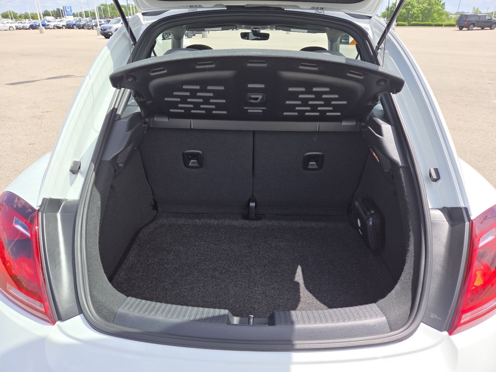 Used 2019 Volkswagen Beetle 2.0T SE FWD image 17