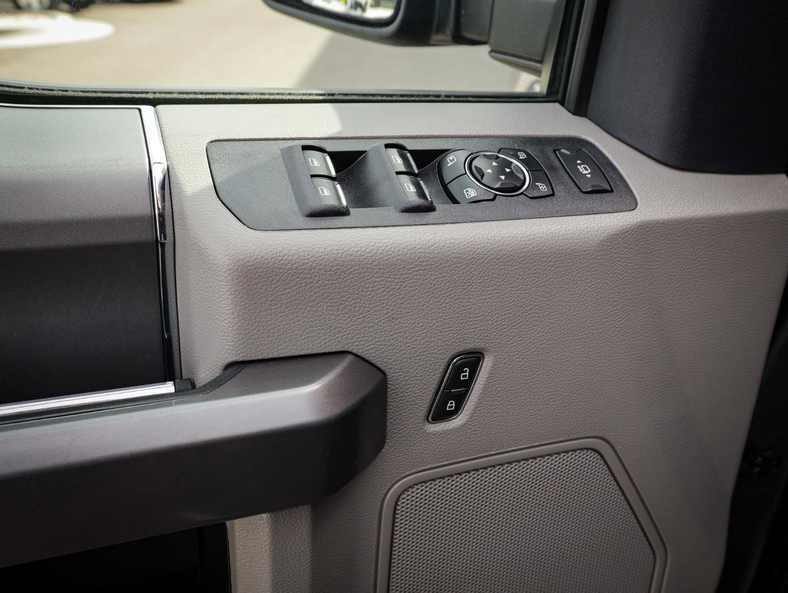 Used 2022 Ford F350 XLT w/ XLT Premium Package image 16