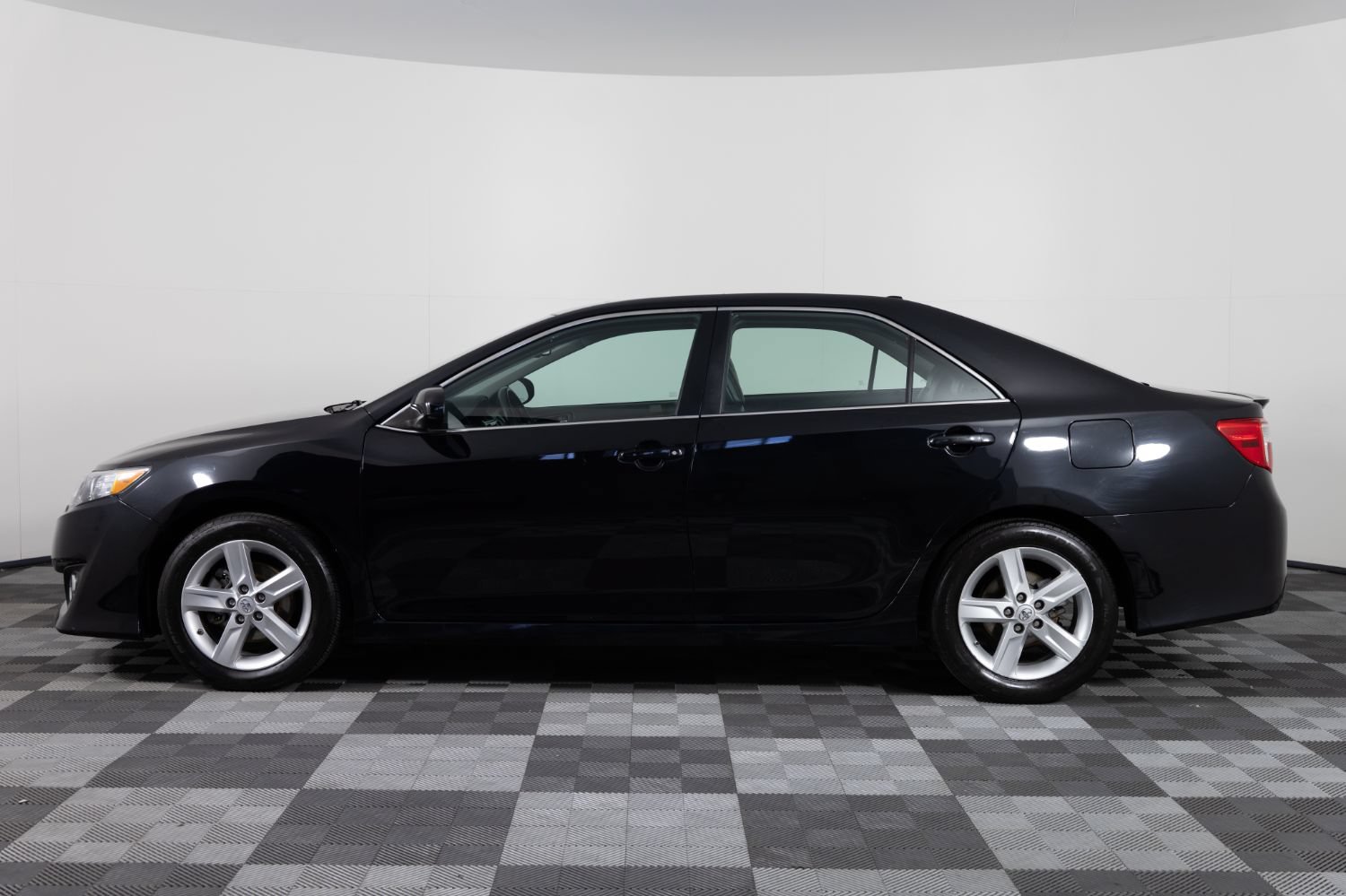 Used 2013 Toyota Camry SE w/ Convenience Pkg FWD image 3