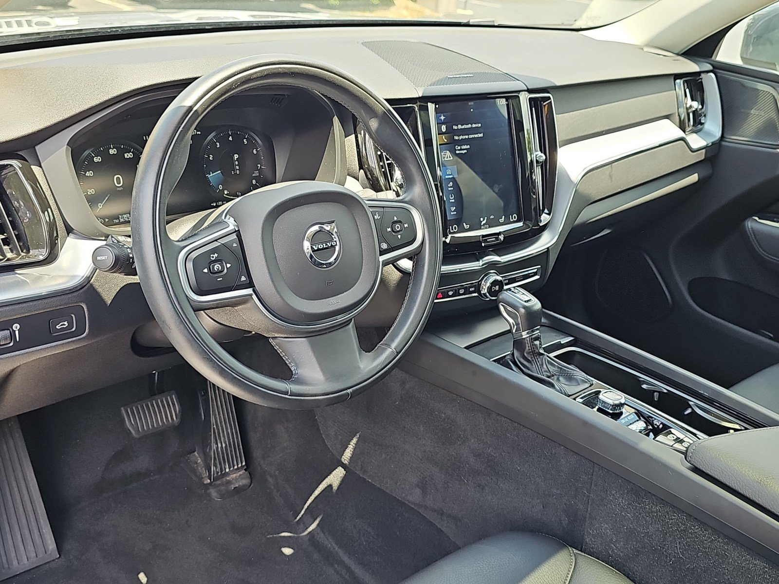 Used 2019 Volvo XC60 T6 Momentum w/ Multimedia Package AWD/4WD image 16