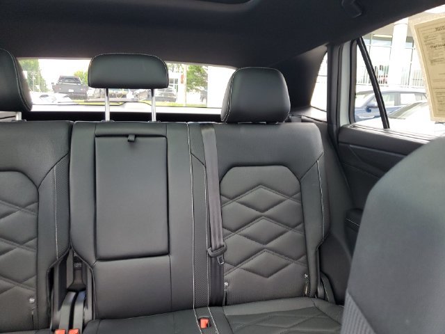 Certified 2025 Volkswagen Atlas Cross Sport SE w/ Panoramic Sunroof Package FWD image 12