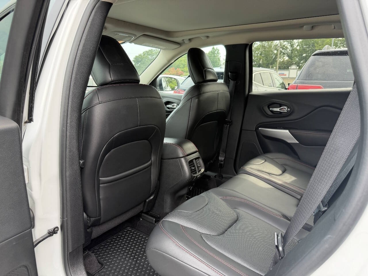 Used 2017 Jeep Cherokee Trailhawk AWD/4WD image 8