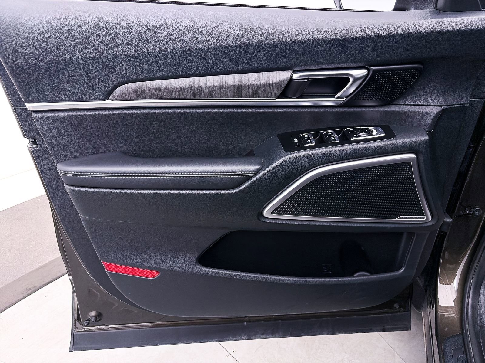 Used 2025 Kia Telluride EX w/ EX Captain's Chair Package image 17