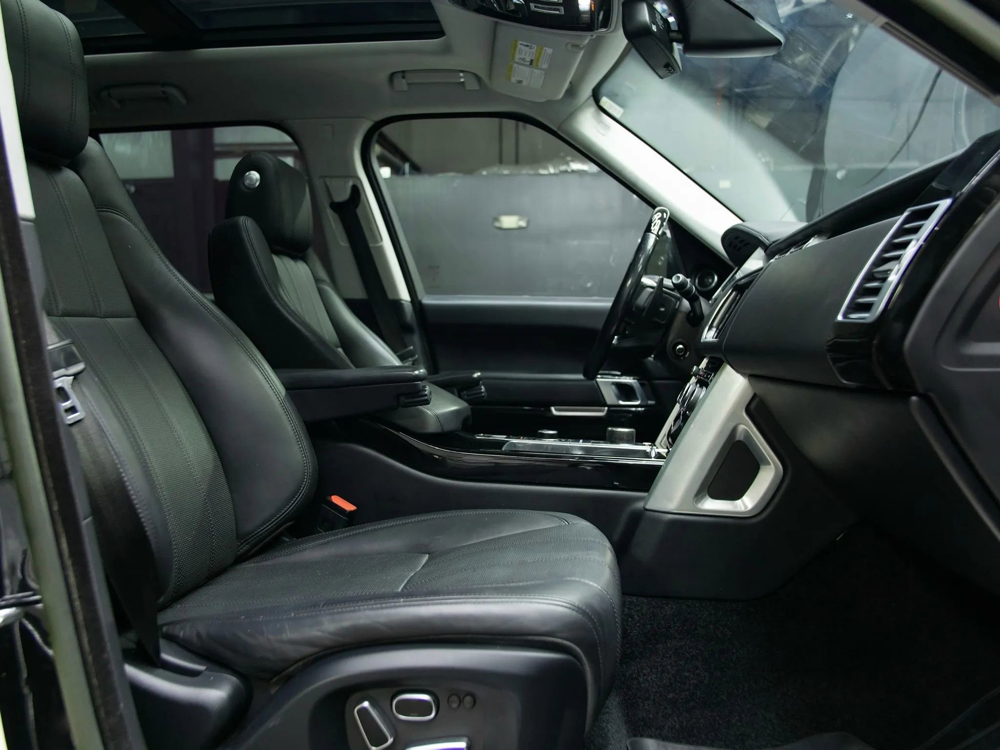Used 2015 Land Rover Range Rover Supercharged image 25