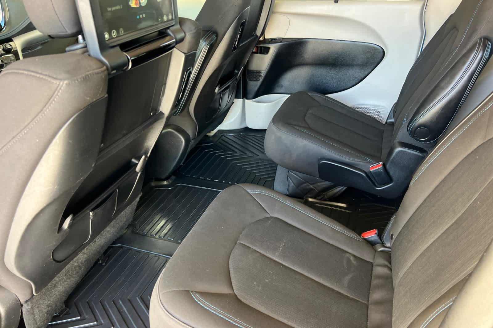 Used 2021 Chrysler Pacifica Touring w/ Uconnect Theater Family Group FWD image 4
