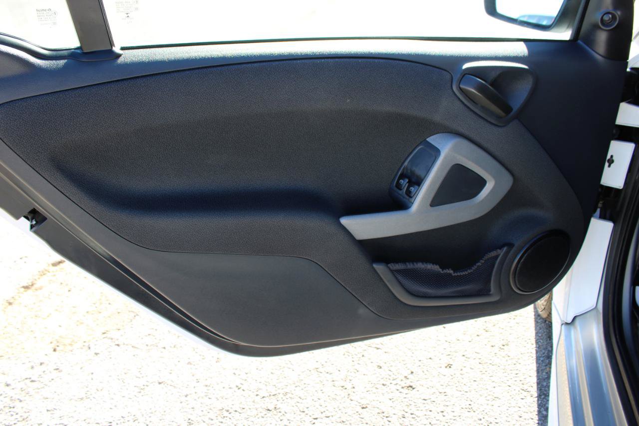 Used 2015 smart fortwo passion RWD image 13