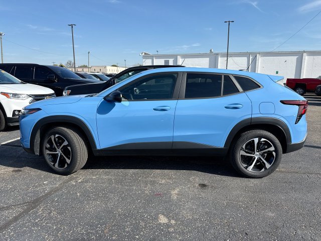 Used 2024 Chevrolet Trax RS w/ Driver Confidence Package FWD image 2
