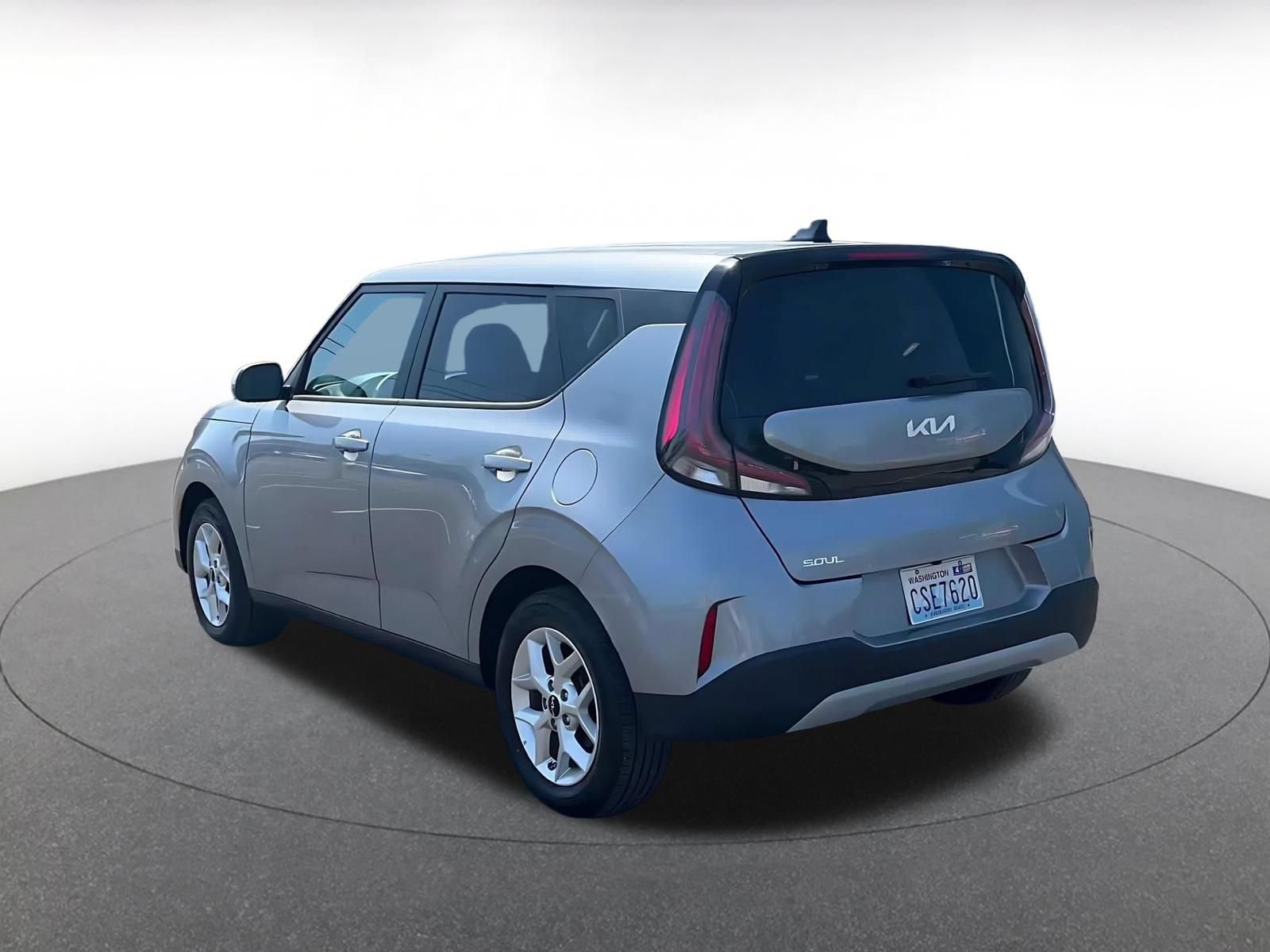 Used 2025 Kia Soul LX w/ LX Technology Package FWD image 9