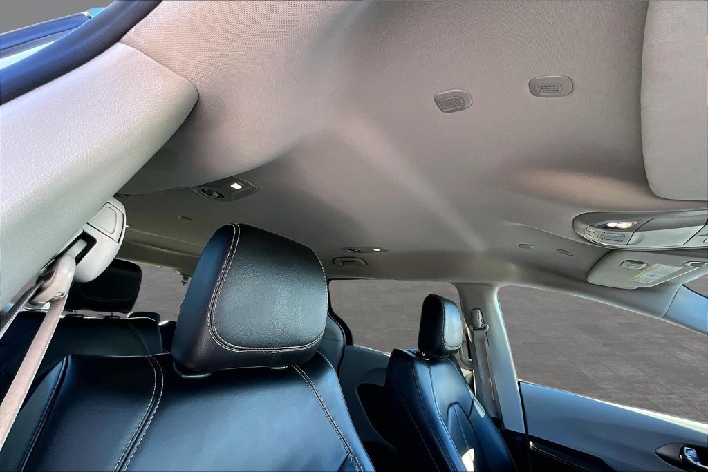 Used 2022 Chrysler Pacifica Touring-L FWD image 11
