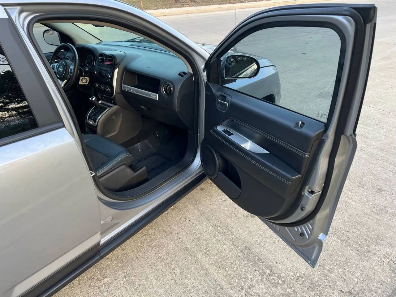 Used 2017 Jeep Compass Latitude image 30