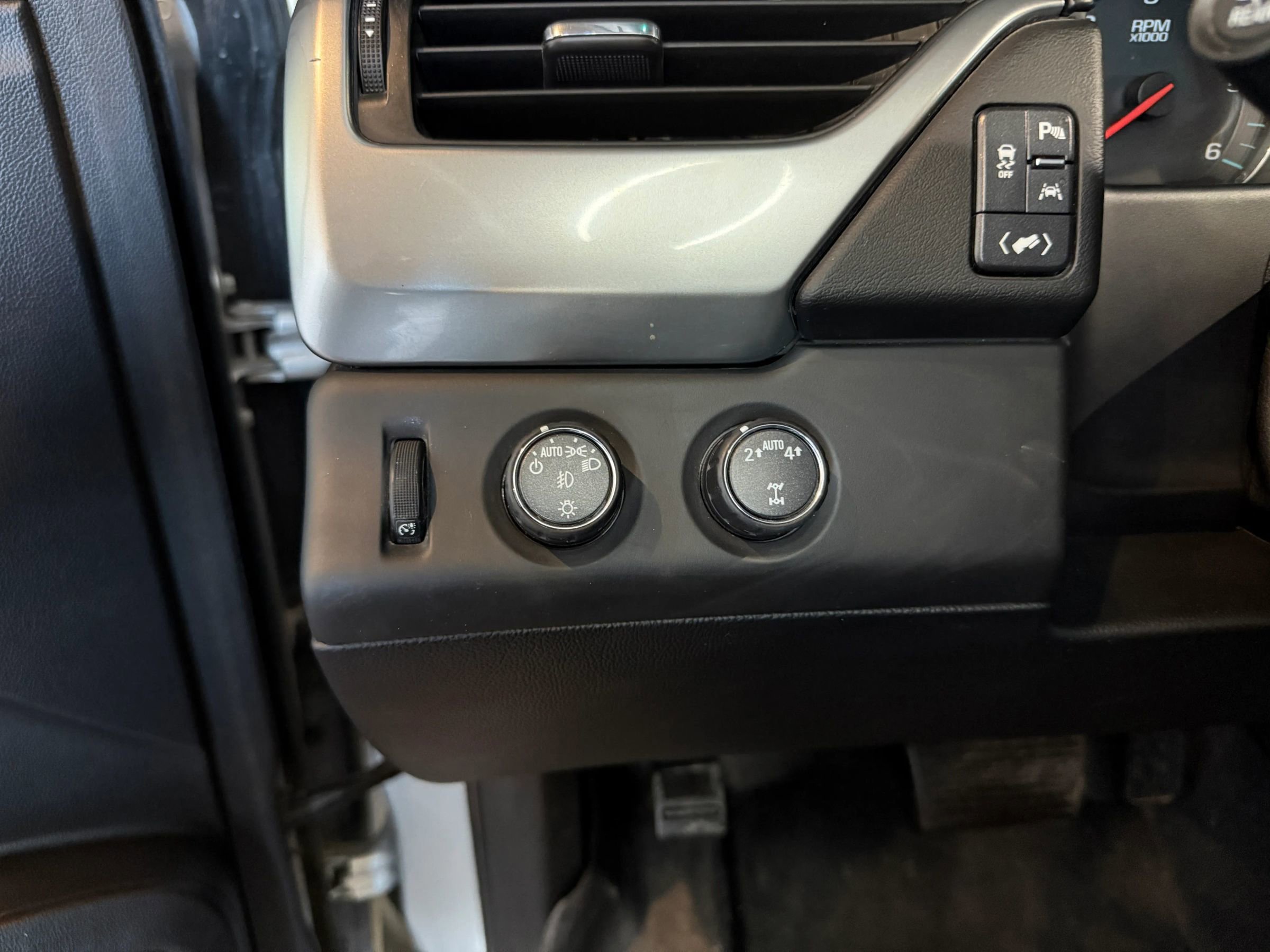 Used 2018 Chevrolet Suburban Premier image 11