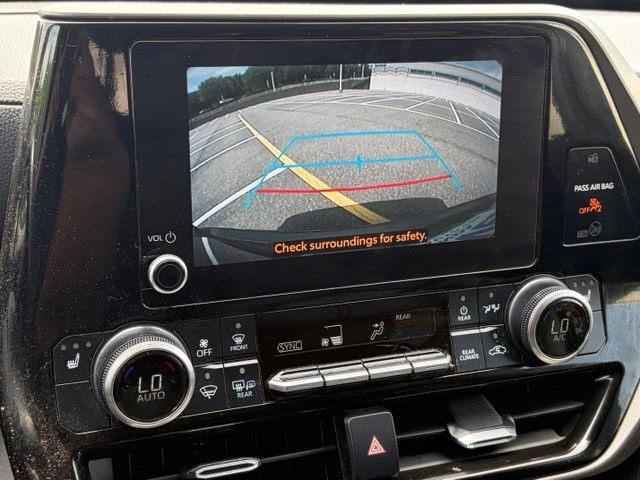 Used 2023 Toyota Highlander XLE FWD image 3
