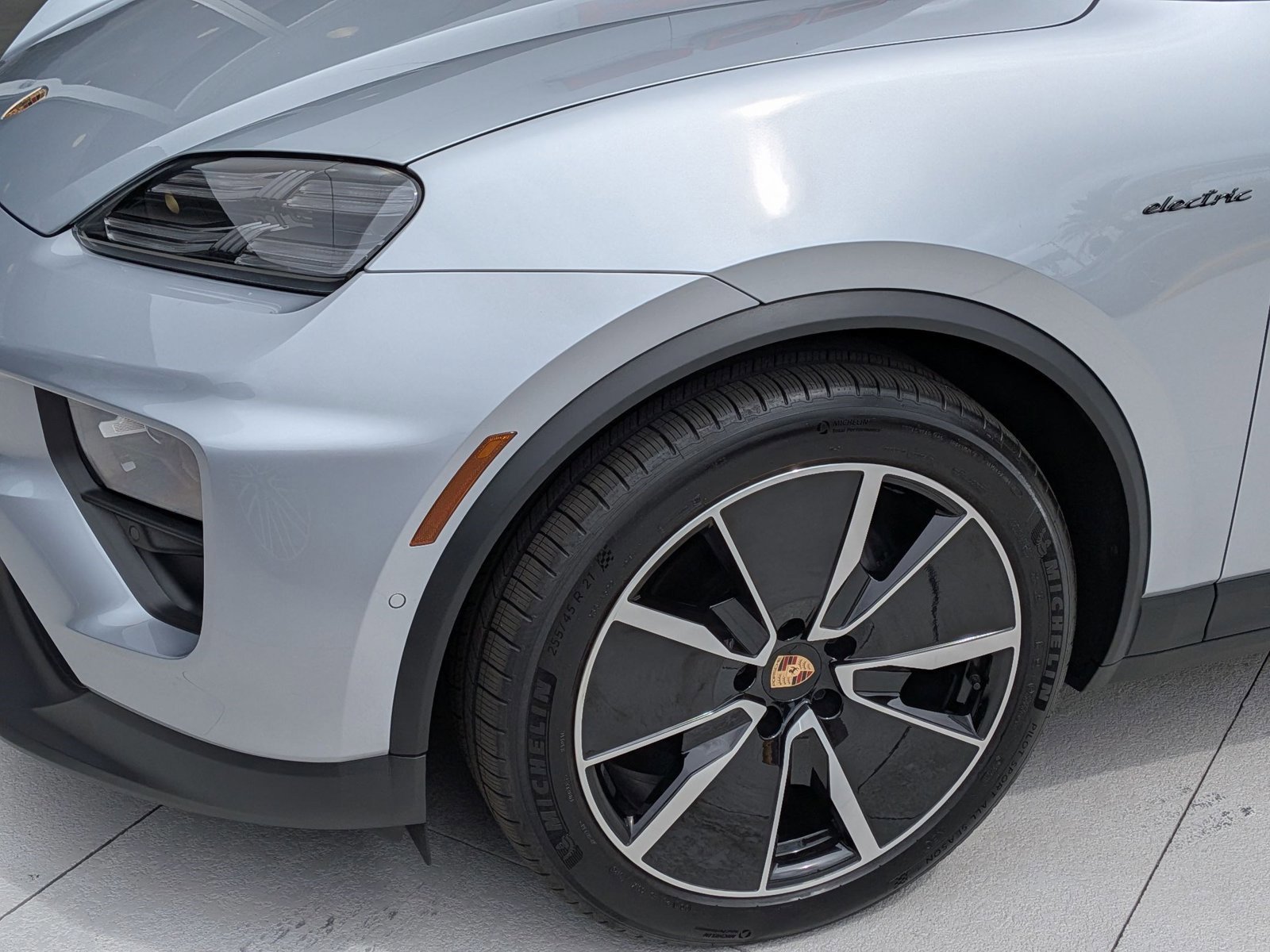 Certified 2025 Porsche Macan Electric RWD image 12
