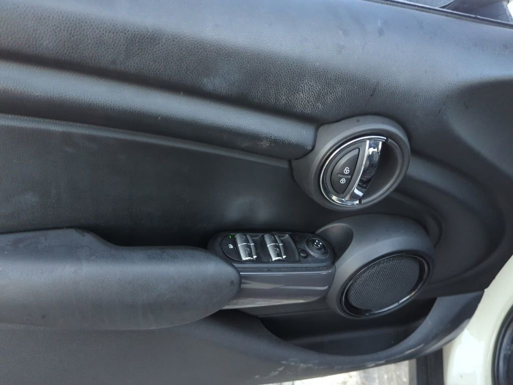 Used 2017 MINI Cooper 4-Door Hardtop image 8