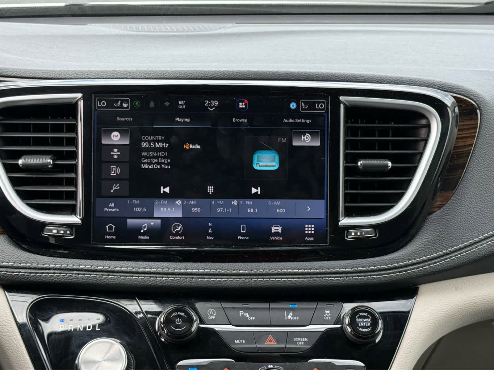 Used 2023 Chrysler Pacifica Limited FWD image 27