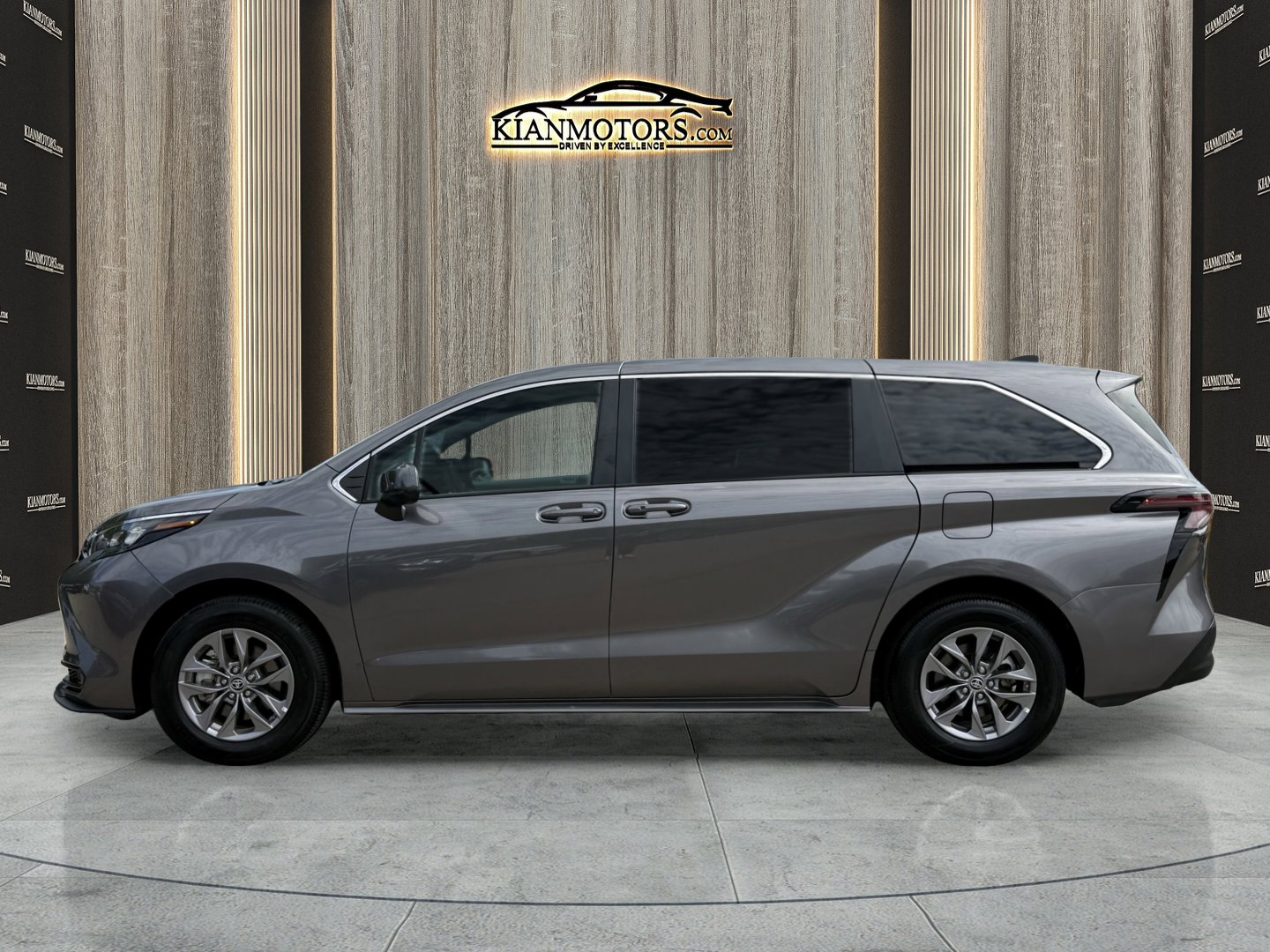 Used 2024 Toyota Sienna LE image 4