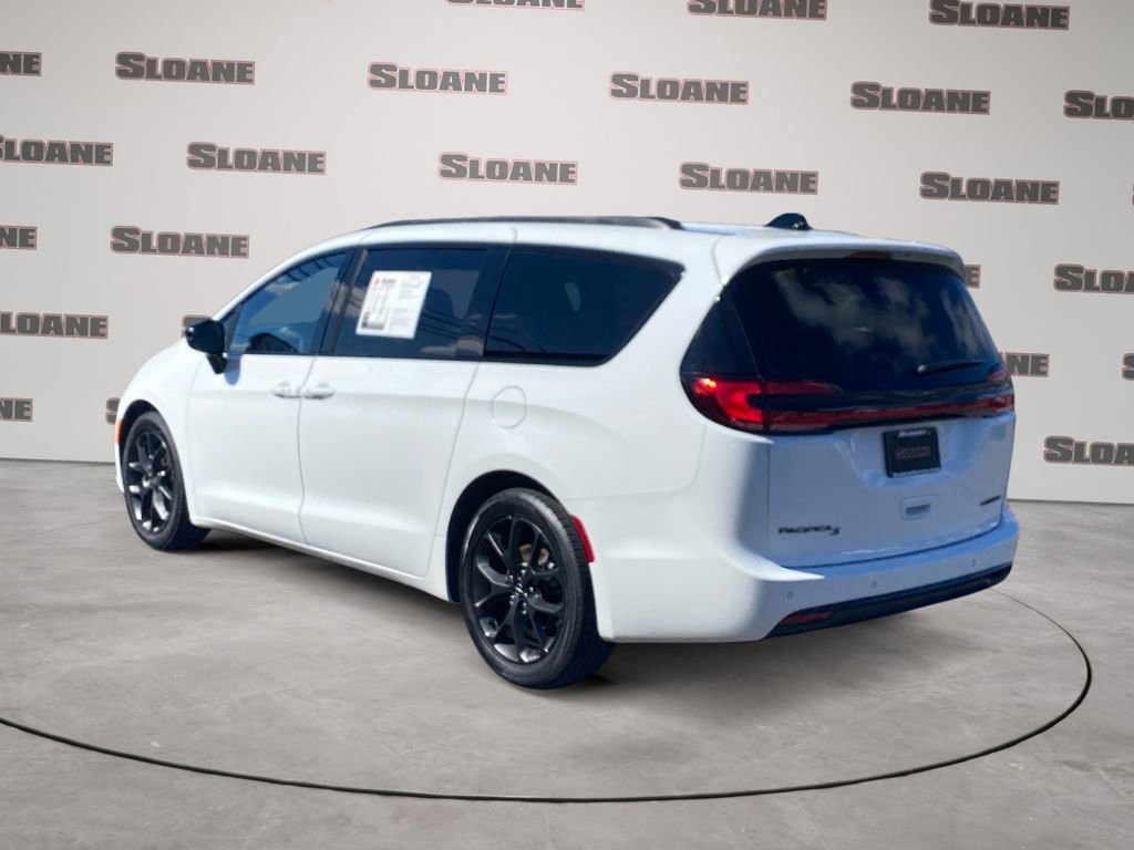 Used 2025 Chrysler Pacifica Limited image 3
