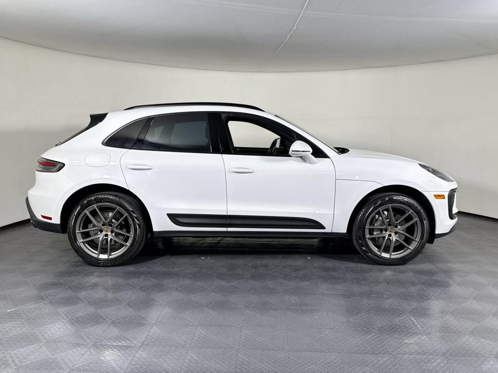 Certified 2024 Porsche Macan AWD/4WD image 8