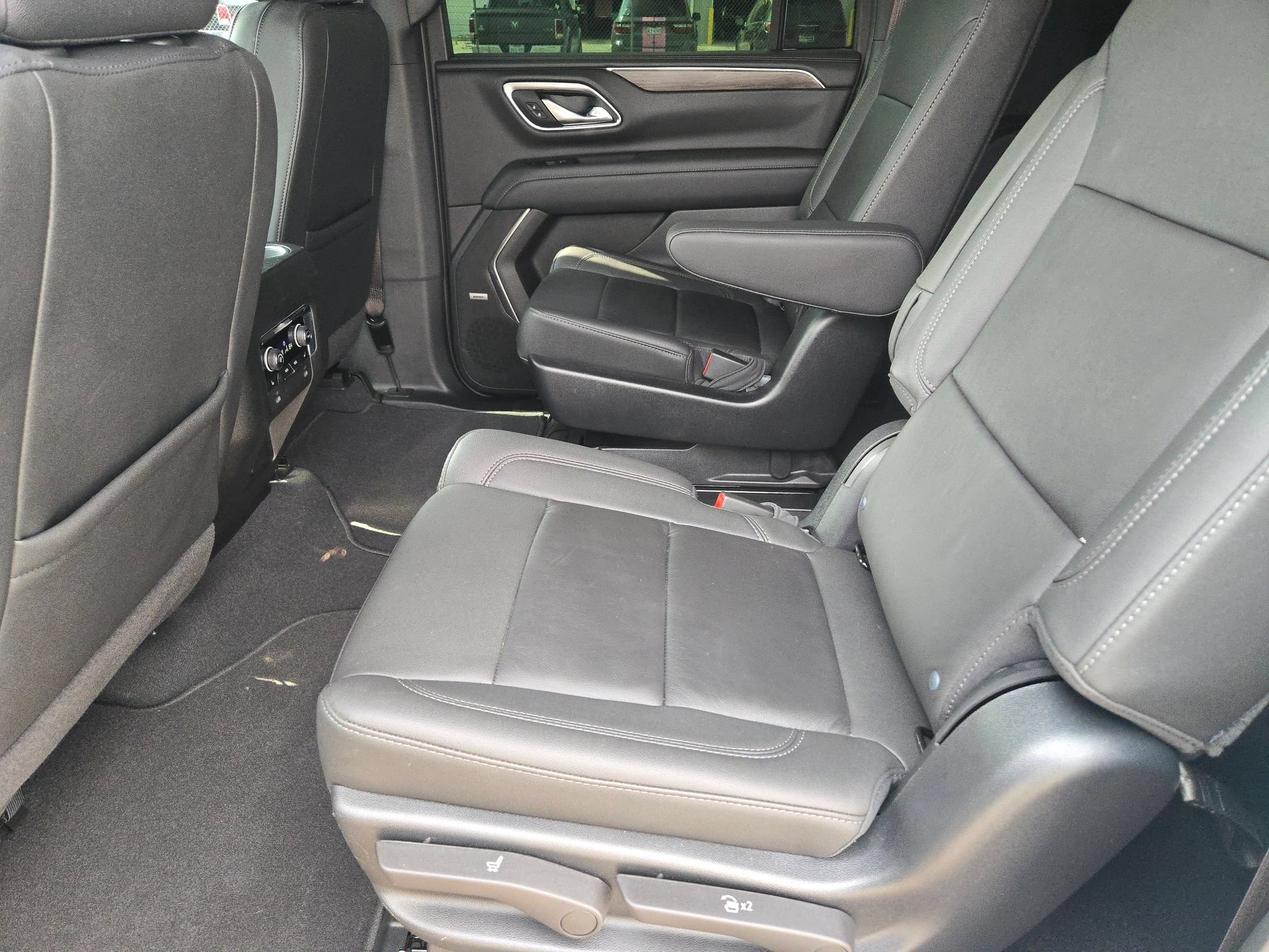 Used 2023 Chevrolet Suburban Z71 w/ Luxury Package AWD/4WD image 13