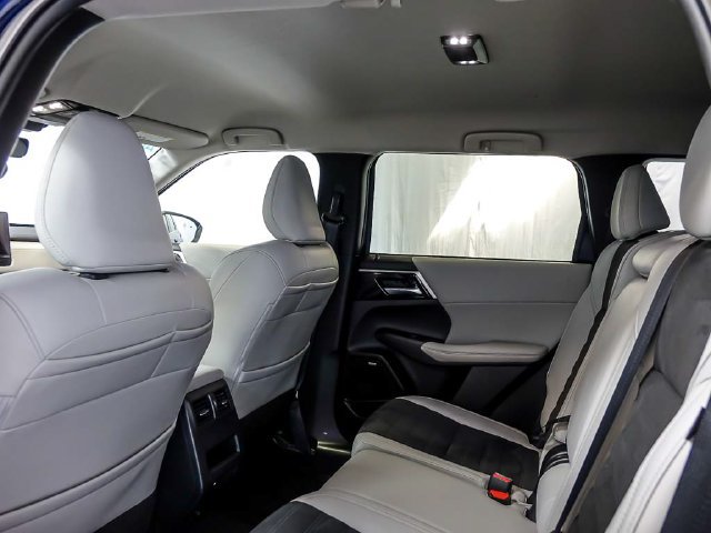 Used 2025 Mitsubishi Outlander SE AWD/4WD image 15