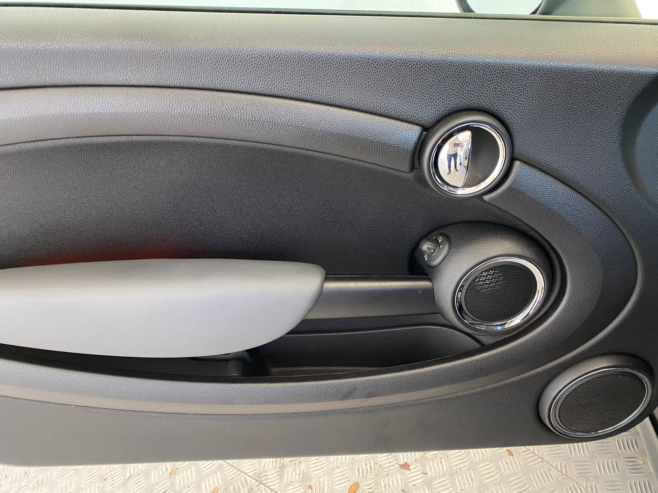 Used 2010 MINI Cooper Hardtop image 12