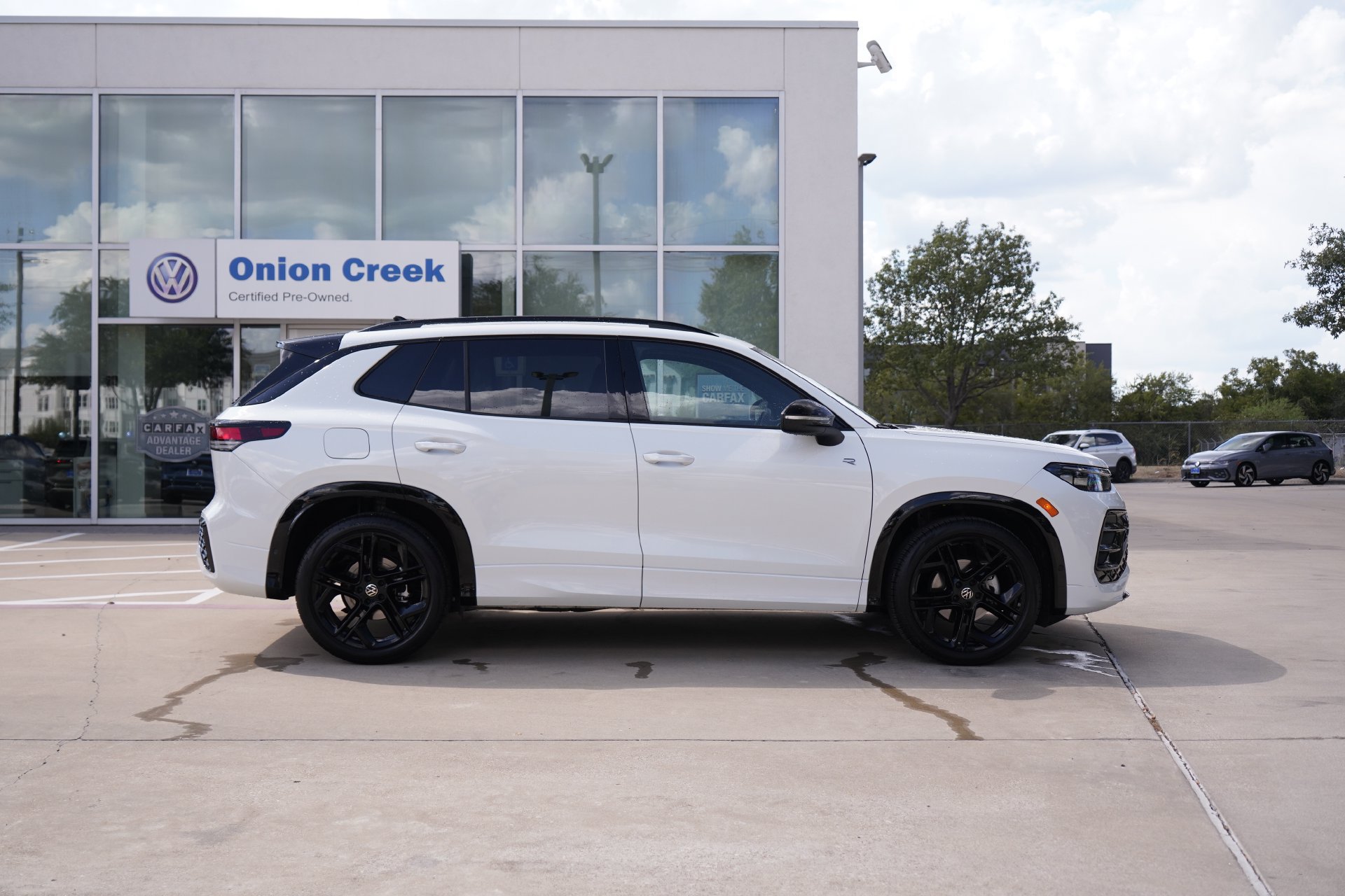 Certified 2026 Volkswagen Tiguan SE R-Line FWD image 5