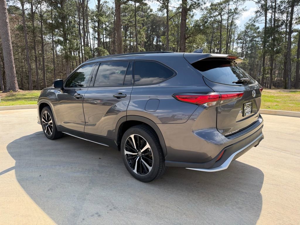 Used 2022 Toyota Highlander XSE image 3