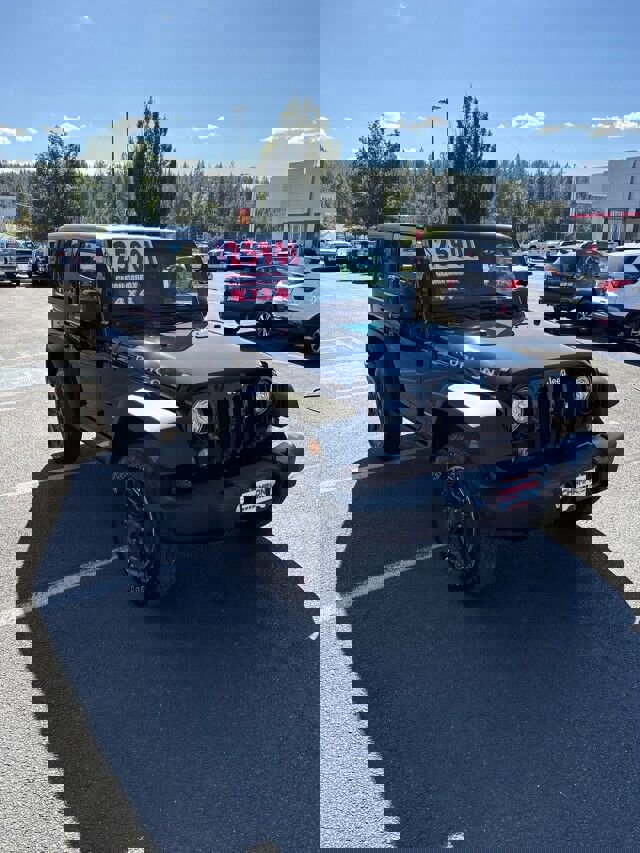 Used 2018 Jeep Wrangler Rubicon w/ Power Convenience Group image 4