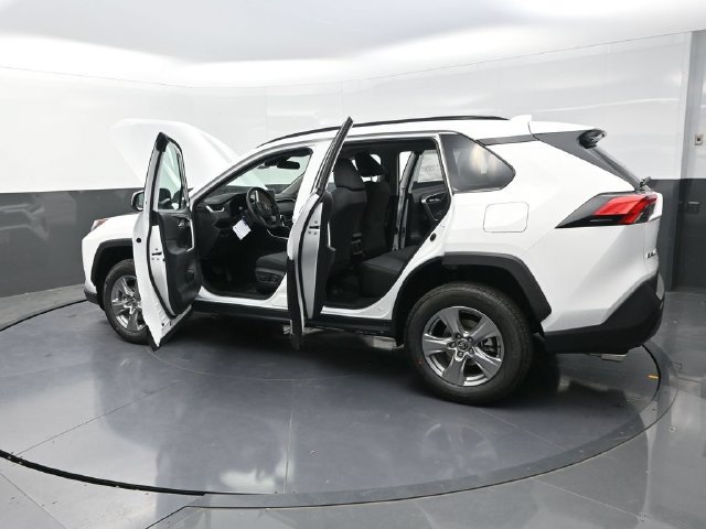 Used 2025 Toyota RAV4 XLE AWD/4WD image 42