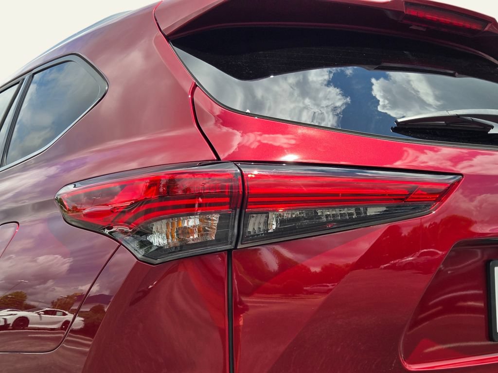 Used 2023 Toyota Highlander Limited FWD image 9