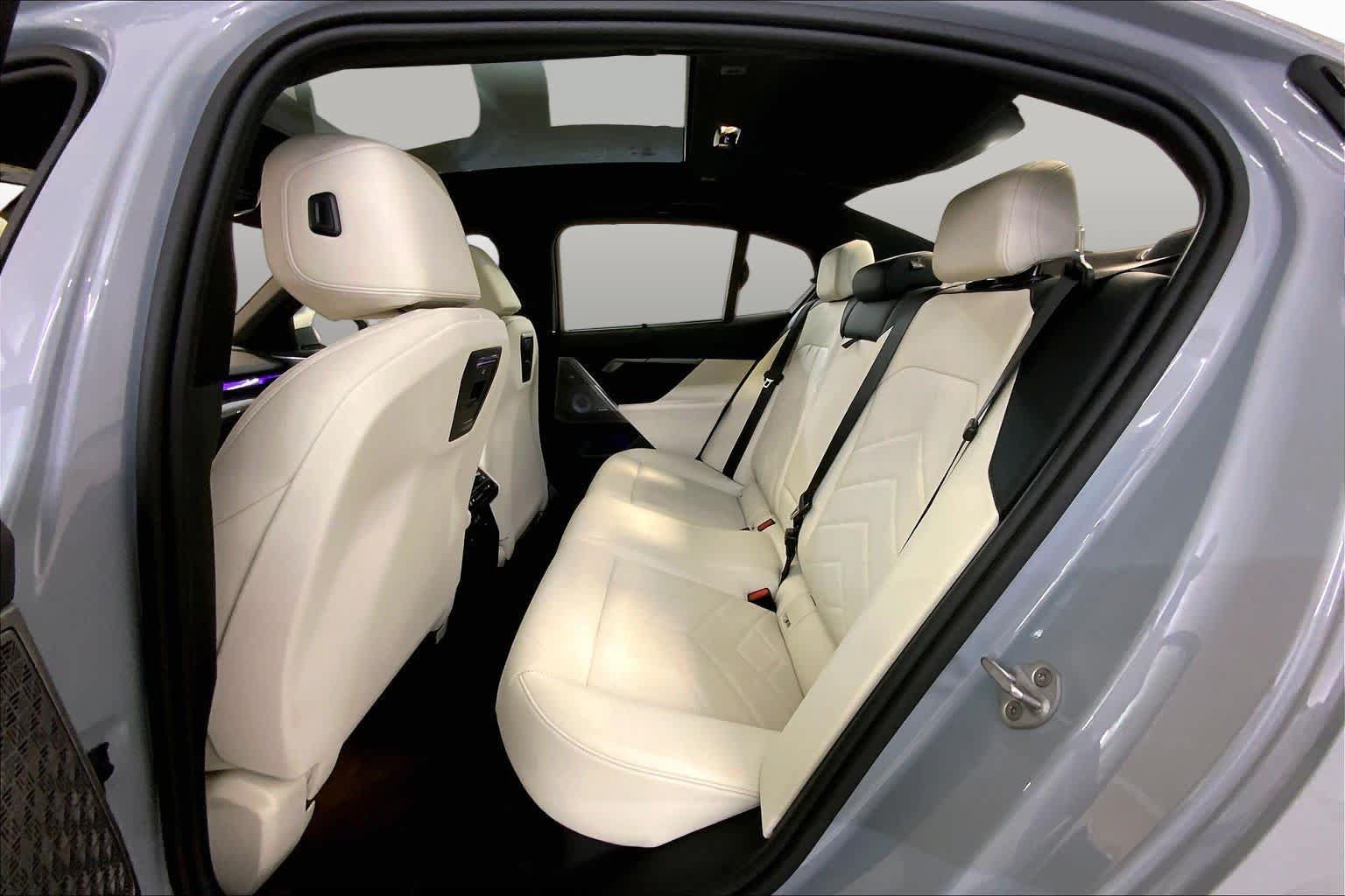 Used 2024 BMW i5 eDrive40i w/ Executive Package RWD image 19