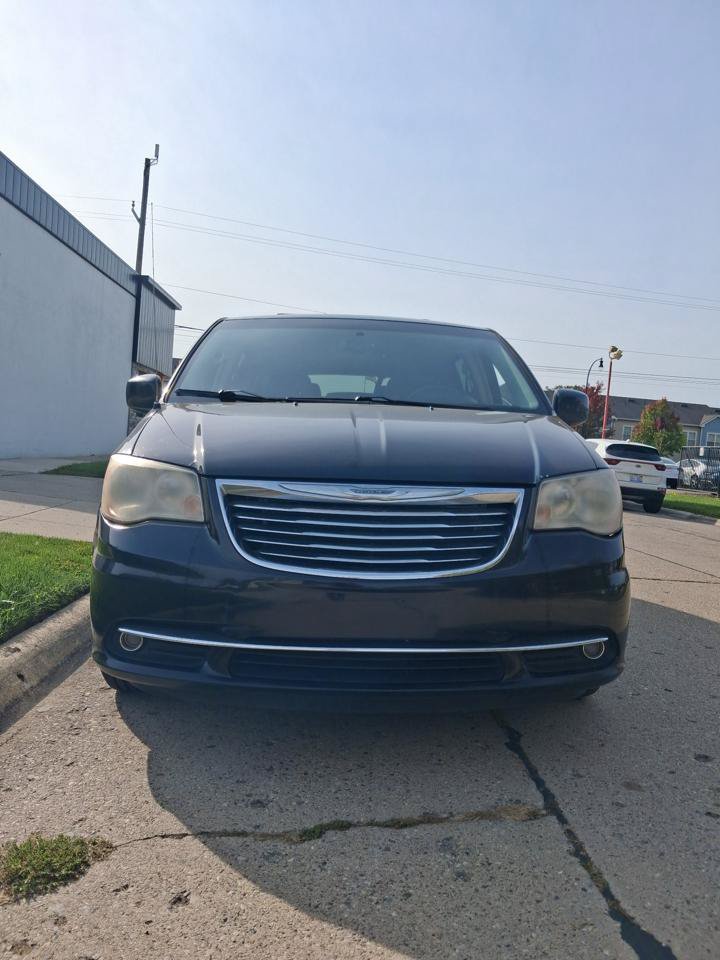 Used 2014 Chrysler Town & Country Touring FWD image 2