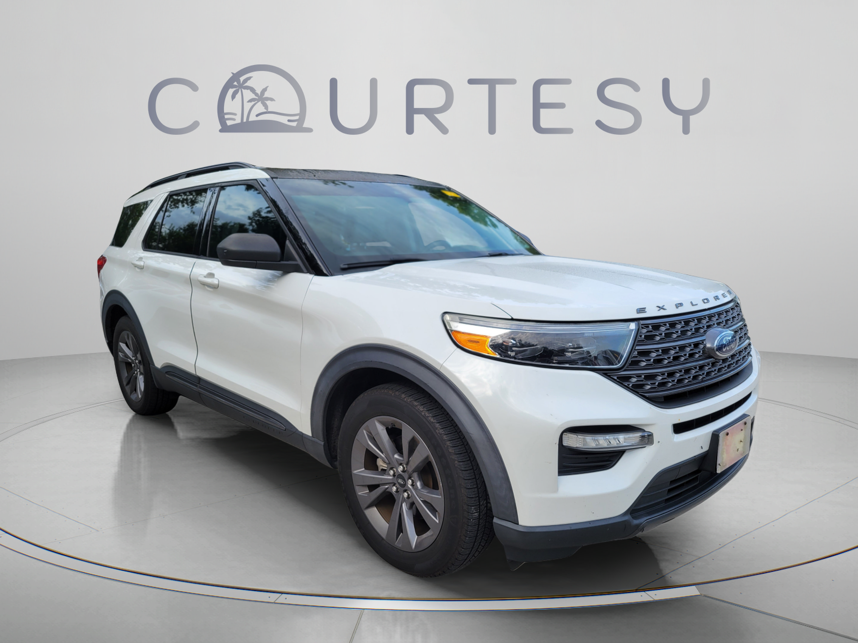 Used 2021 Ford Explorer XLT w/ Equipment Group 202A RWD image 4