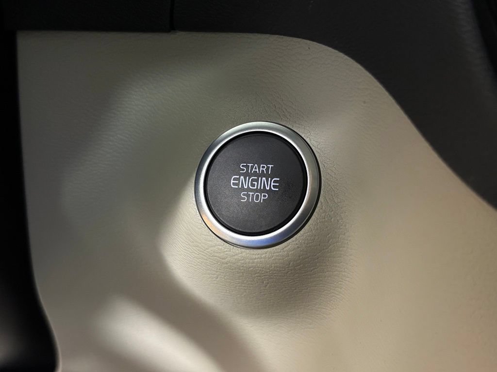 Used 2026 Volvo XC40 B5 Plus AWD/4WD image 23