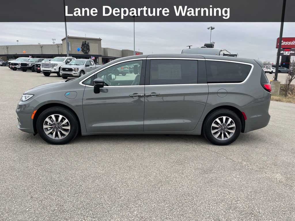 Used 2025 Chrysler Pacifica Select FWD image 2