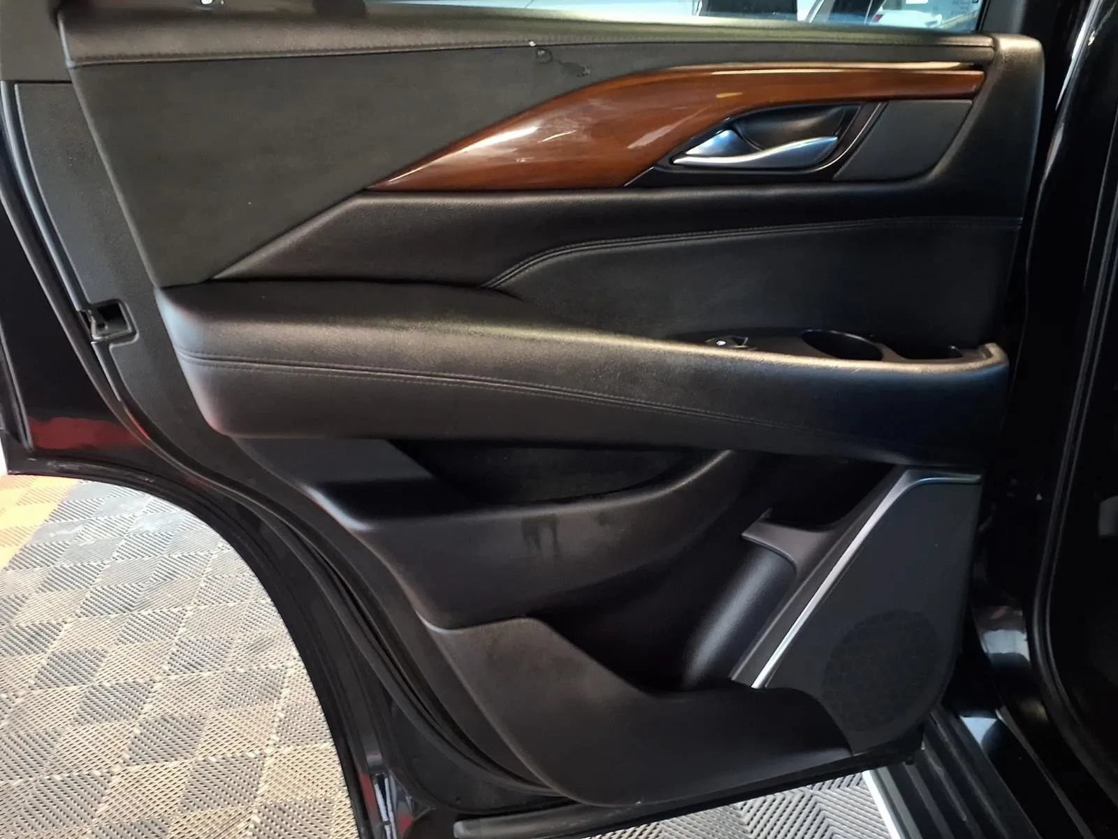 Used 2020 Cadillac Escalade Luxury AWD/4WD image 18