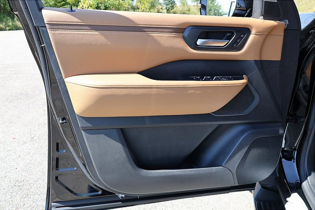 New 2026 Nissan Armada SL w/ Captain's Chari Seat Package image 16