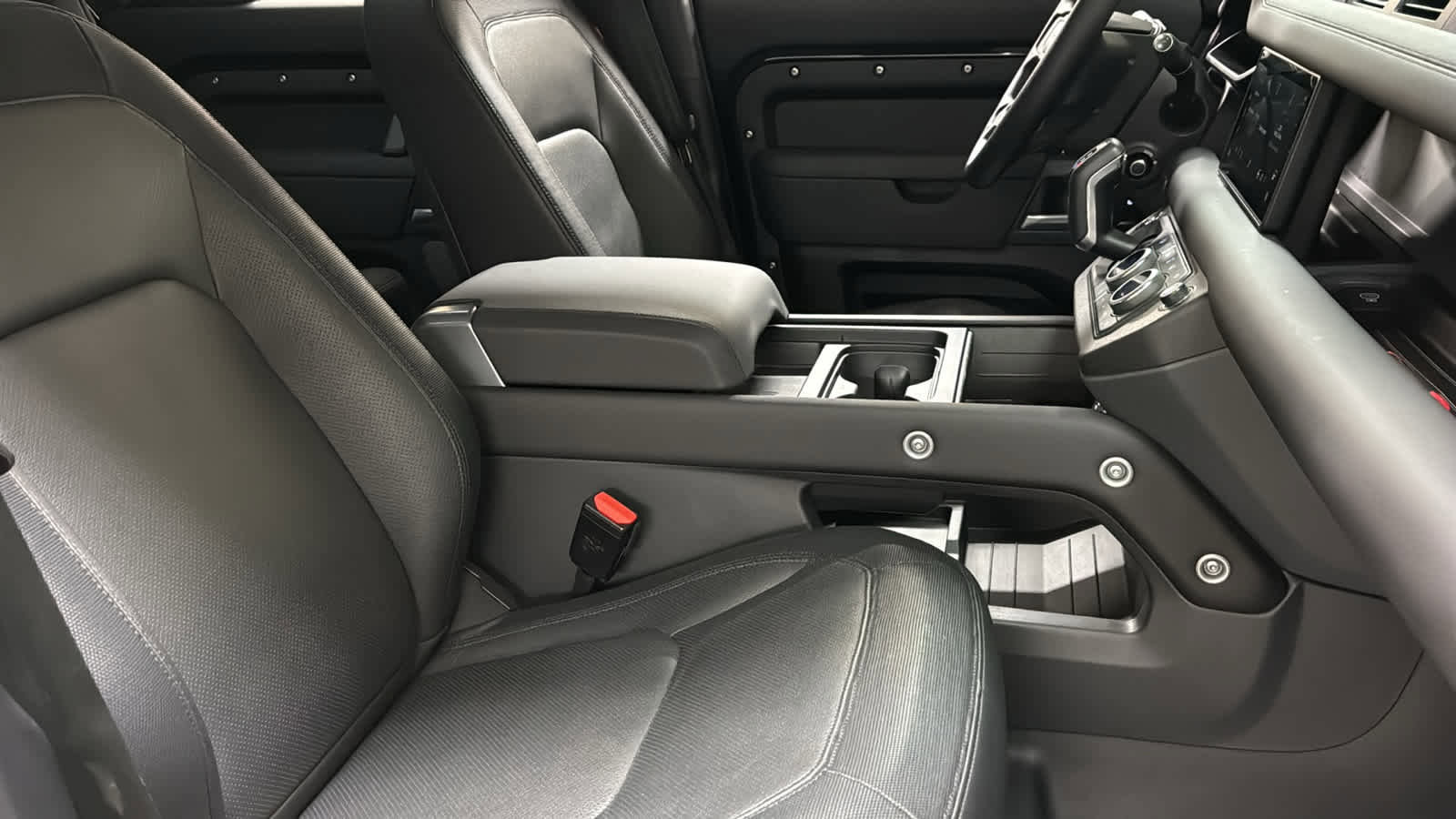 Used 2024 Land Rover Defender 110 X-Dynamic SE AWD/4WD image 32