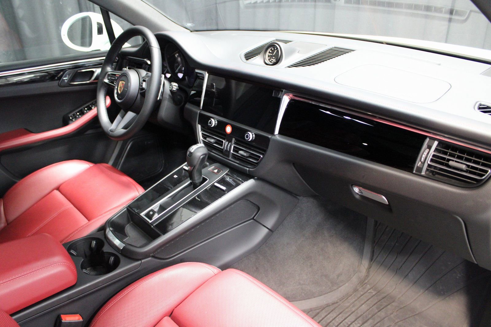 Certified 2025 Porsche Macan image 26