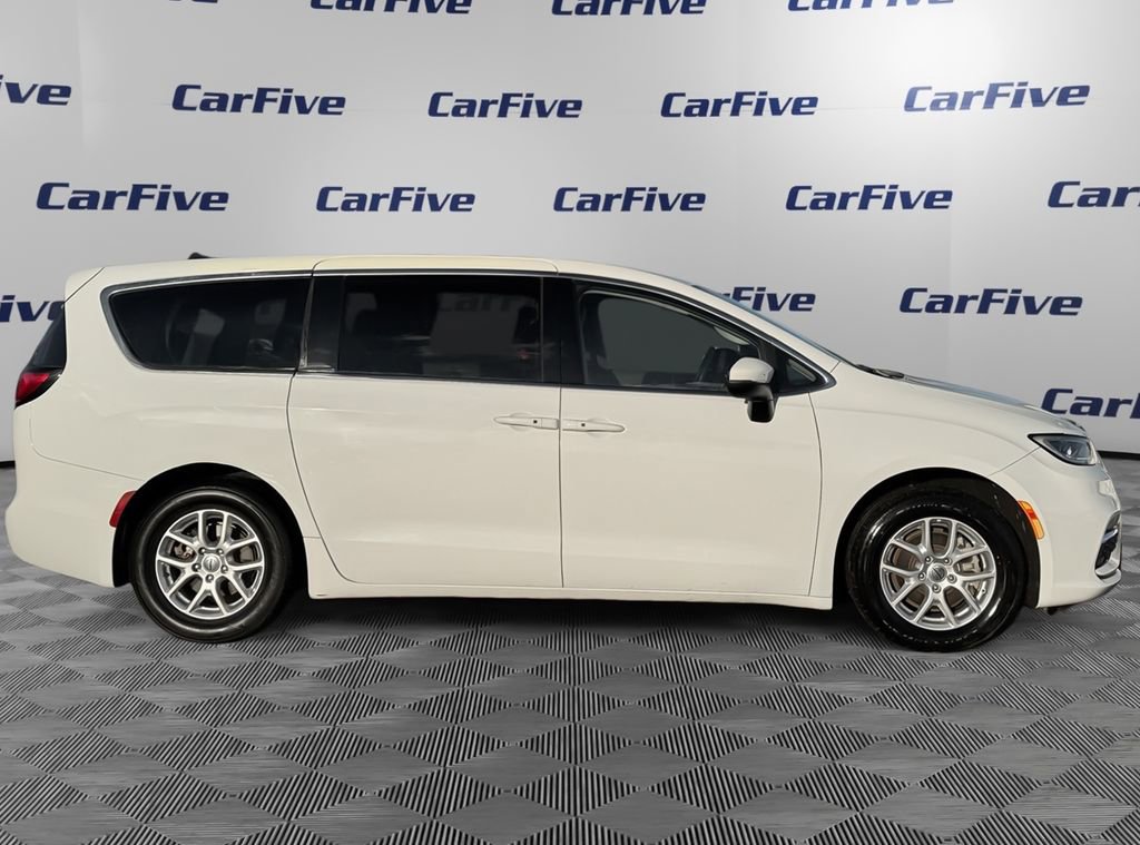 Used 2023 Chrysler Pacifica Touring-L image 7