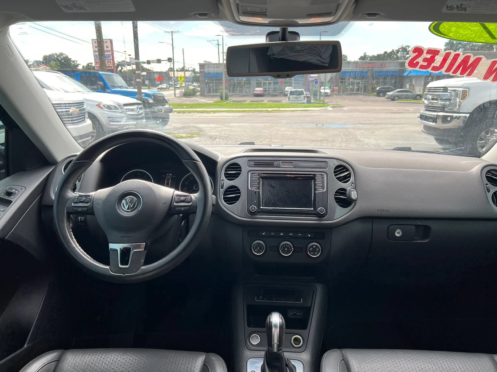 Used 2017 Volkswagen Tiguan S FWD image 12