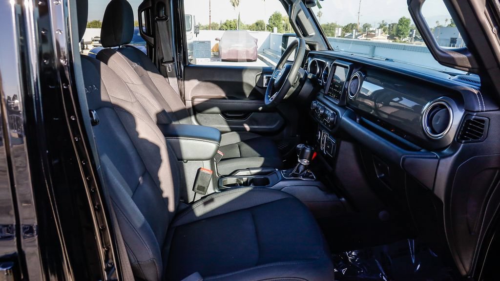 Used 2023 Jeep Wrangler Unlimited Sahara AWD/4WD image 21