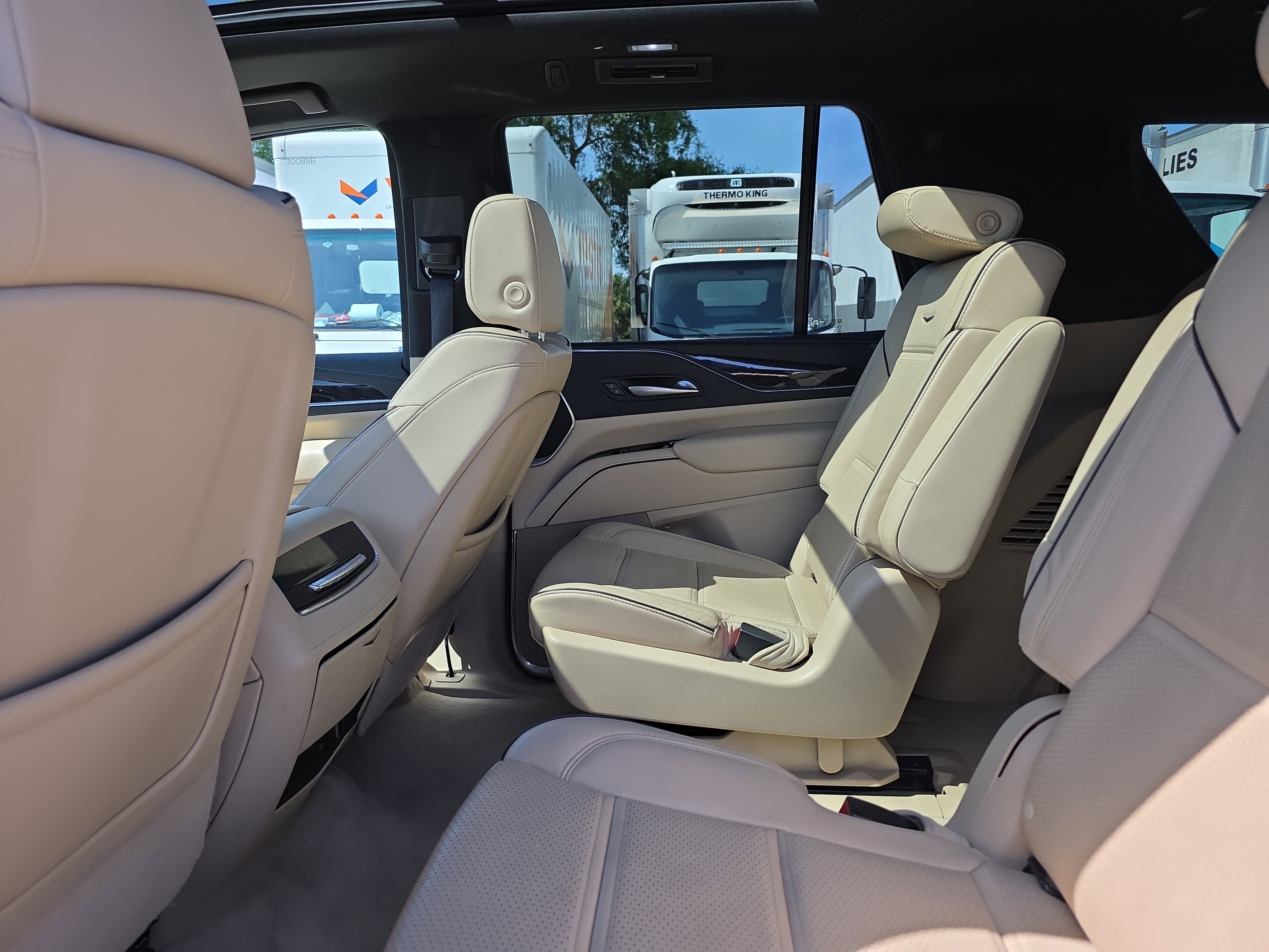 Used 2023 Cadillac Escalade Premium Luxury w/ Performance Package AWD/4WD image 16