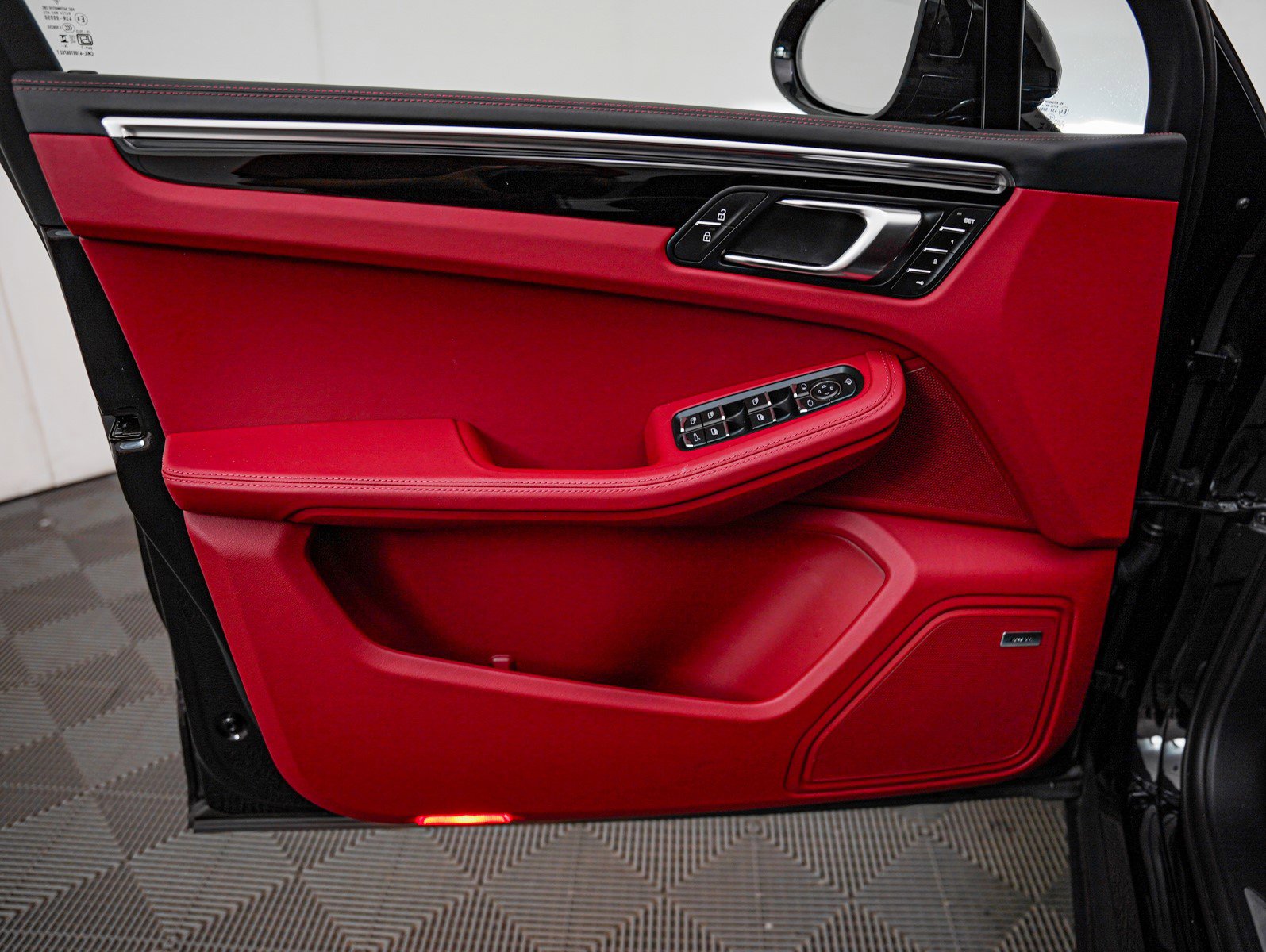 Used 2025 Porsche Macan S image 28