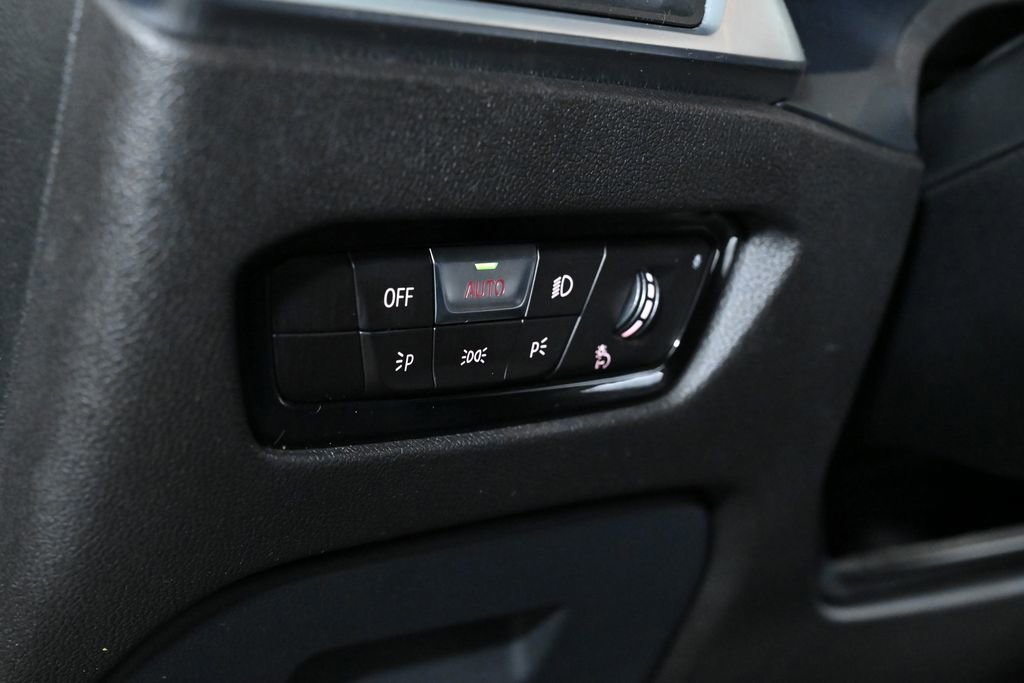 Used 2019 BMW 330i xDrive Sedan w/ Driving Assistance Package image 25