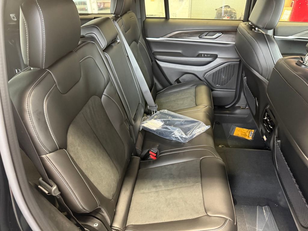 New 2026 Jeep Grand Cherokee Altitude AWD/4WD image 42