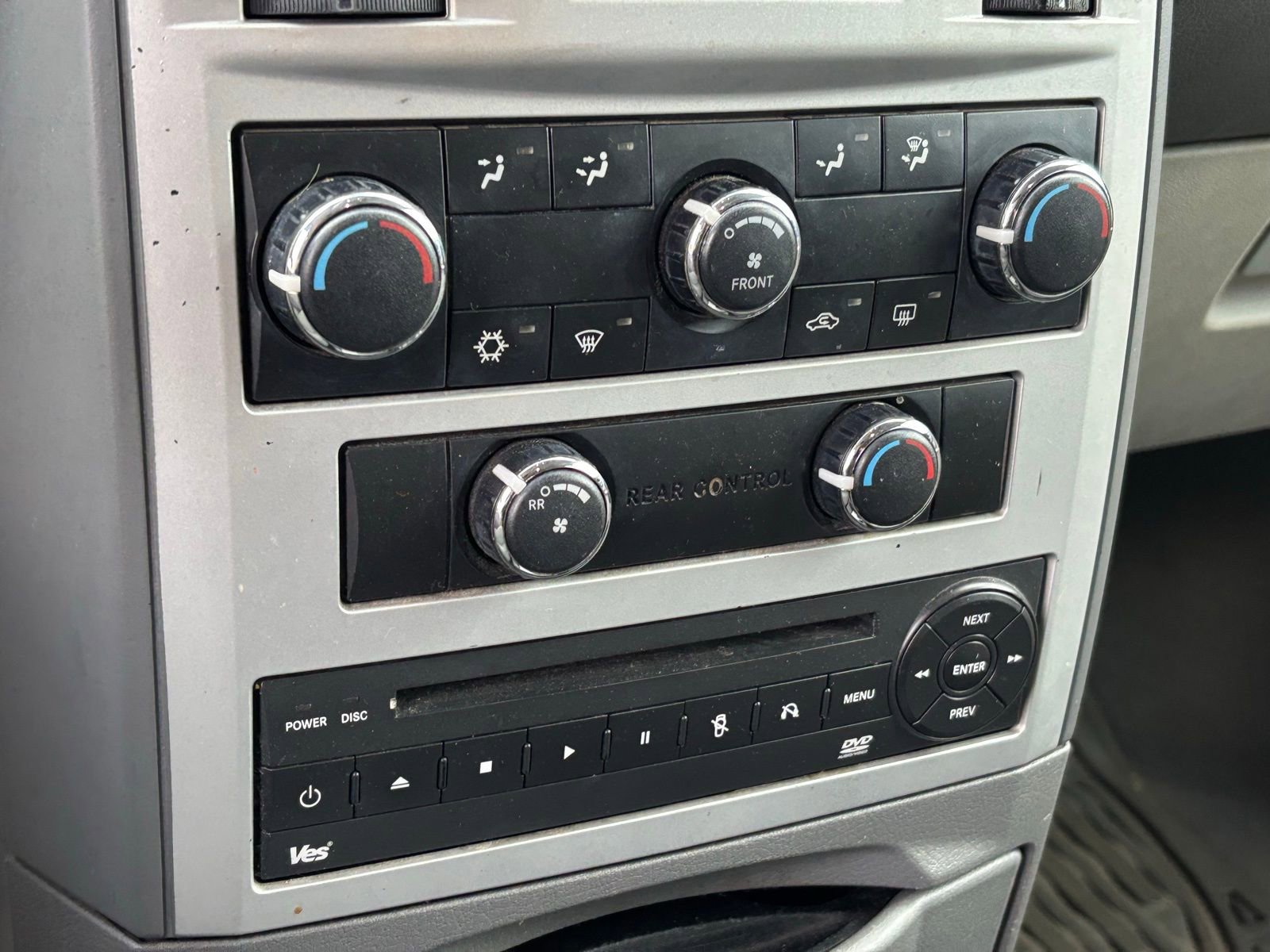 Used 2010 Chrysler Town & Country Touring w/ Entertainment Group #2 image 6